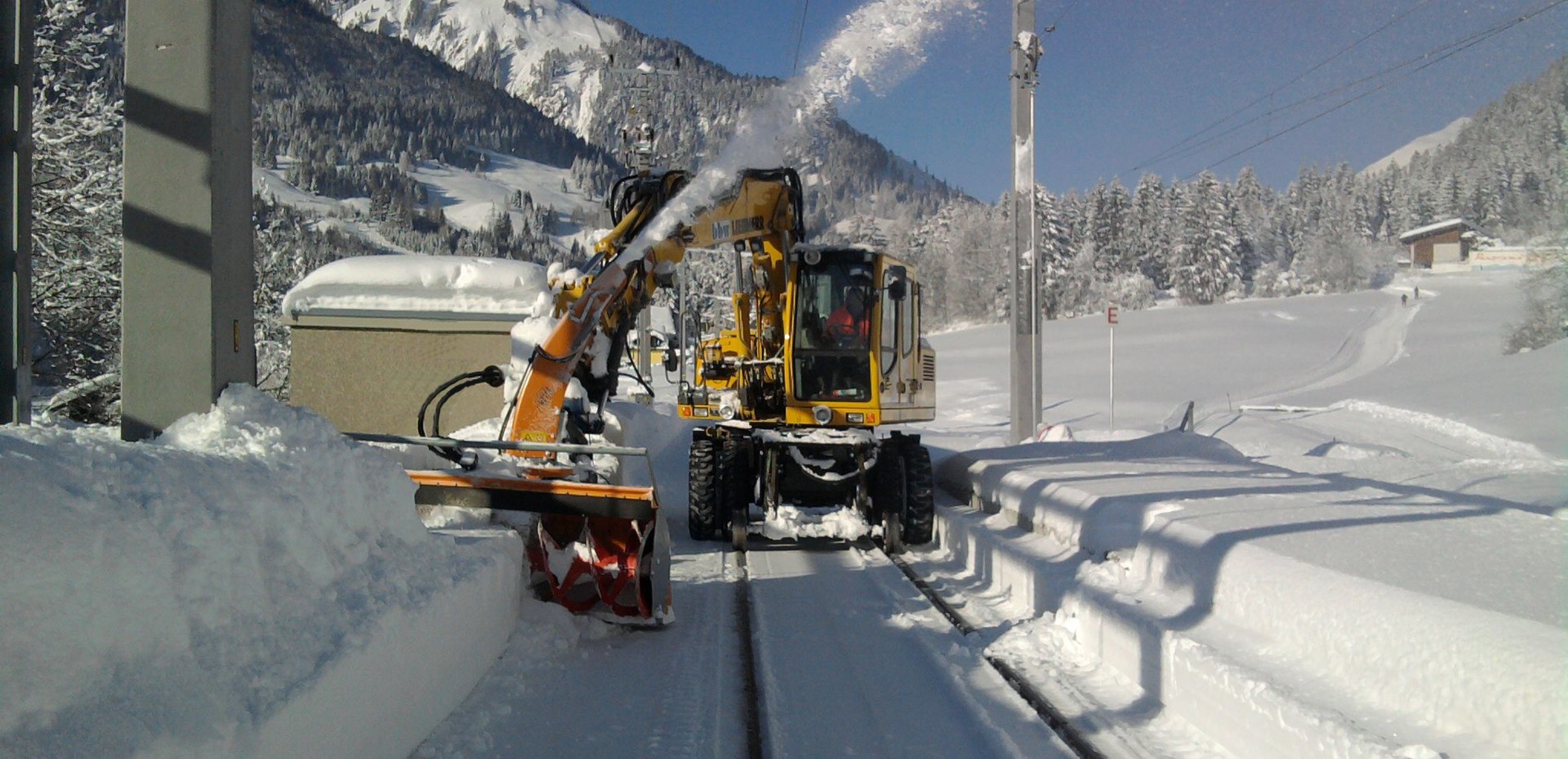 Instandhaltung Gleis ZW-Bagger mit Schneefräse
